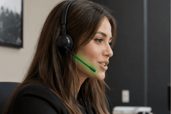 Frau mit Headset spricht entspannt