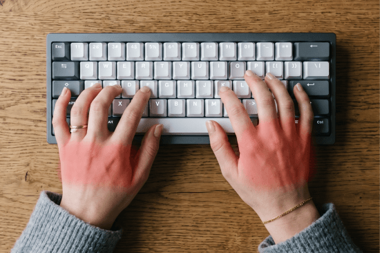 Hände verkrampft auf der Tastatur