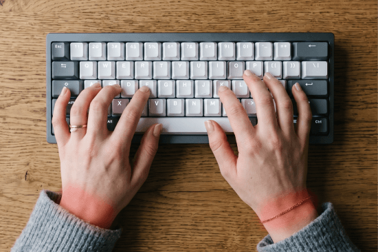 Hände verkrampft auf der Tastatur